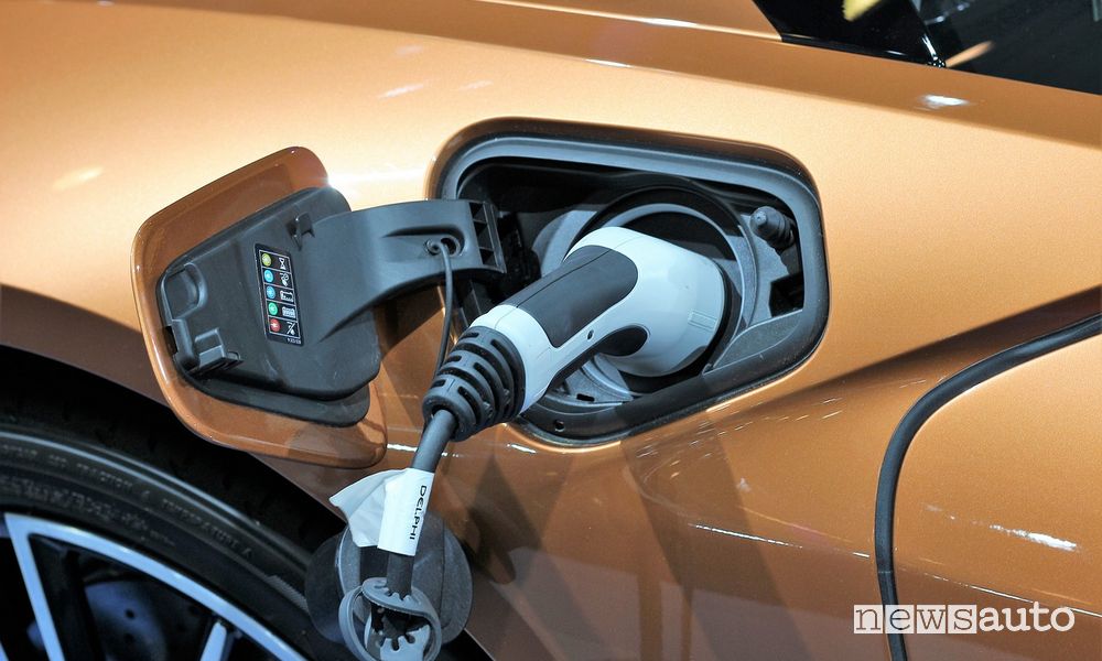 Presa di ricarica di un'auto elettrica. Idrogeno a posto della corrente? 