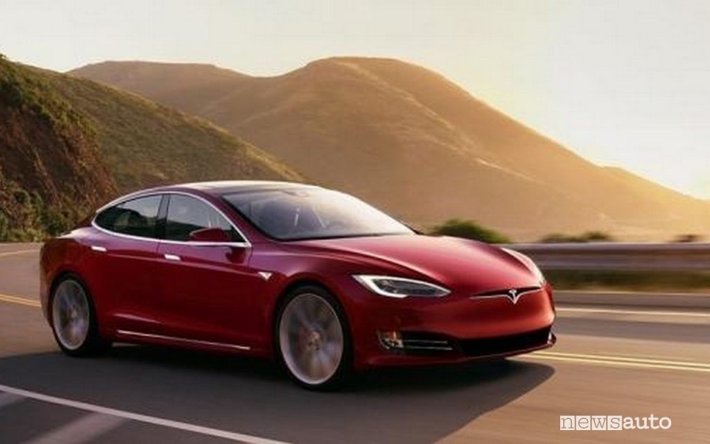 Le portiere della Tesla si aprono con tramite il telefono e con l'App 