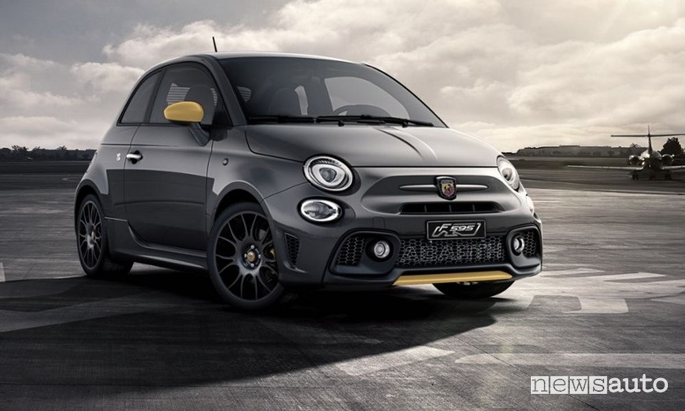 Vista di profilo Abarth F595 Speciale