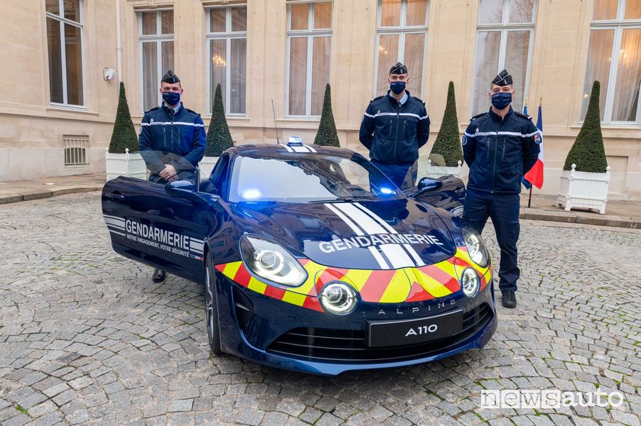 Consegna dell'Alpine A110 alla Gendarmeria Nazionale
