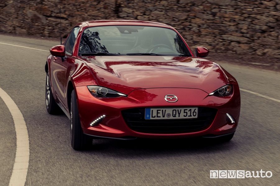 Vista anteriore Mazda MX-5 2022 RF su strada