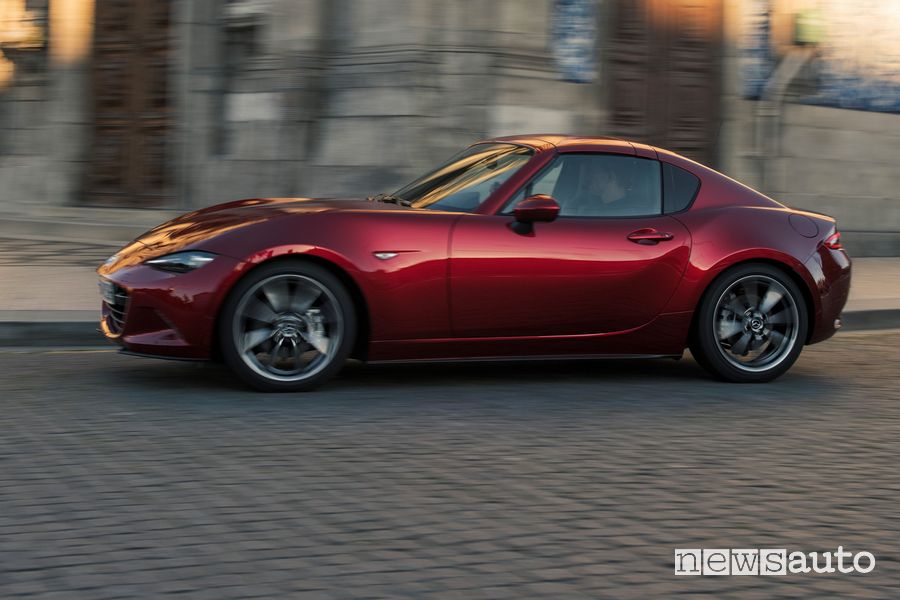 Vista laterale Mazda MX-5 2022 RF su strada