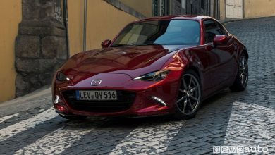 Vista di profilo Mazda MX-5 2022 RF su strada