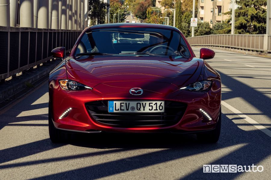 Vista anteriore Mazda MX-5 2022 RF su strada