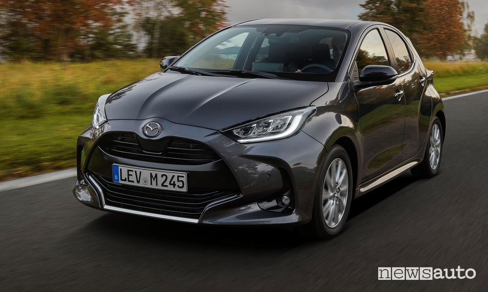 Vista di profilo nuova Mazda2 full hybrid su strada