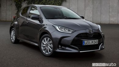 Vista di profilo nuova Mazda2 full hybrid