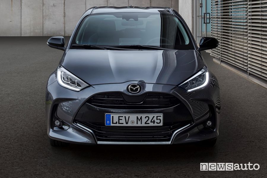 Vista anteriore nuova Mazda2 full hybrid