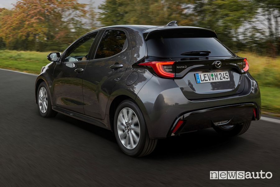 Vista posteriore nuova Mazda2 full hybrid su strada