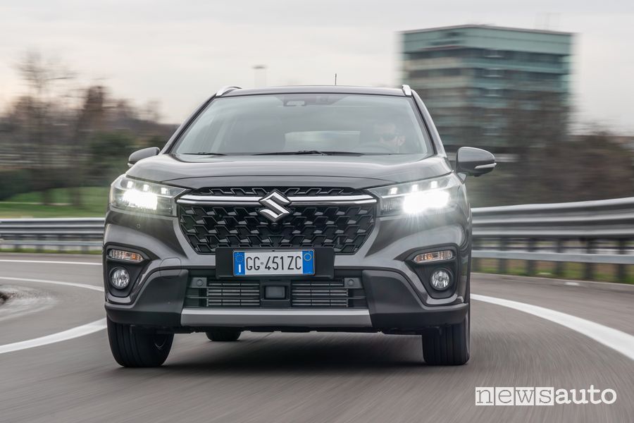 Vista anteriore nuovo Suzuki S-Cross Hybrid su strada
