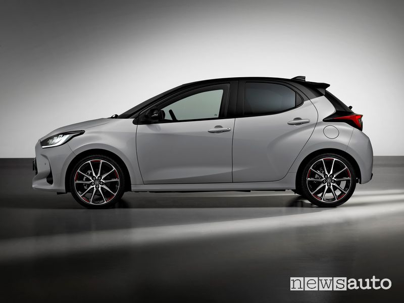 Vista laterale nuova Toyota Yaris GR Sport