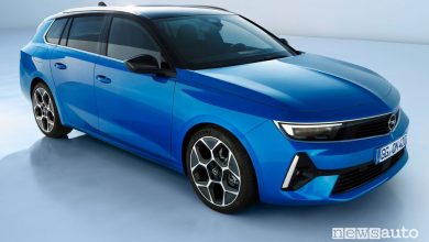 Vista di profilo nuova Opel Astra Sports Tourer