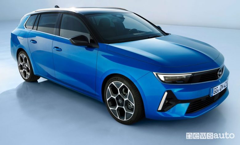 Vista di profilo nuova Opel Astra Sports Tourer