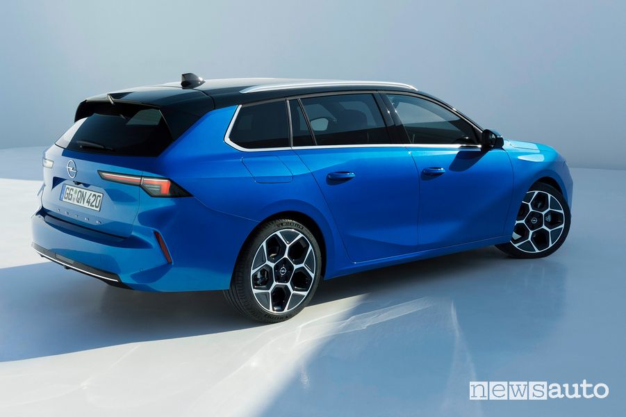 Vista posteriore nuova Opel Astra Sports Tourer