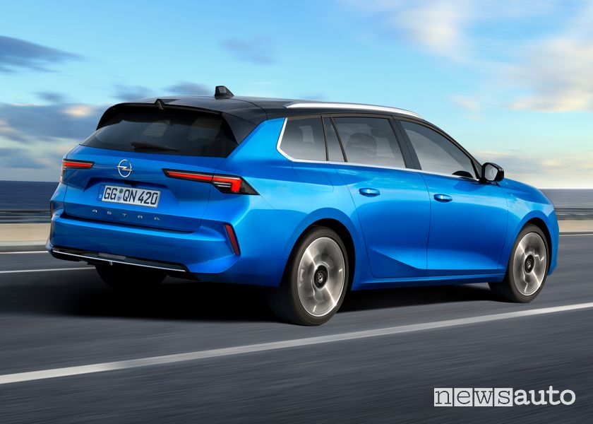 Vista posteriore nuova Opel Astra Sports Tourer su strada