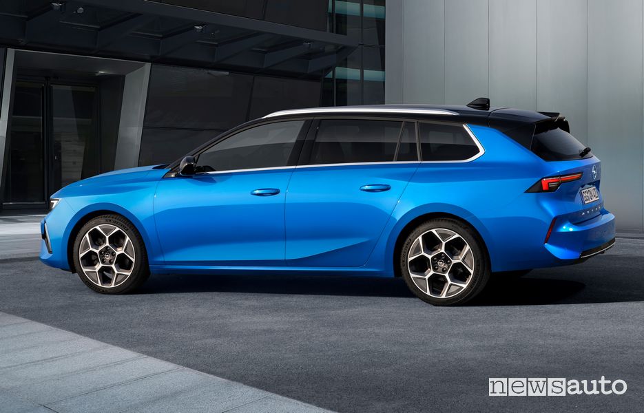 Vista laterale nuova Opel Astra Sports Tourer