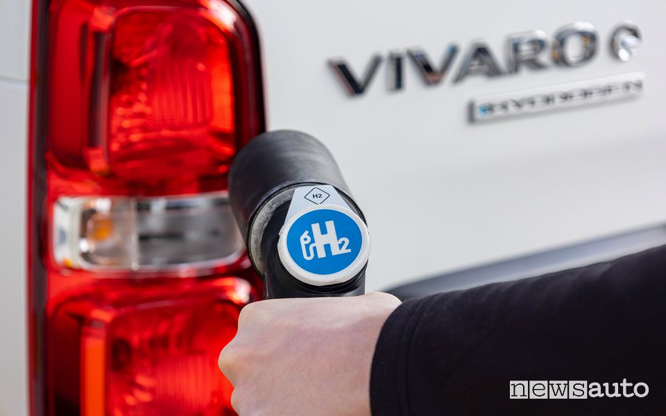 Opel Vivaro-e Hydrogen rifornimento di idrogeno