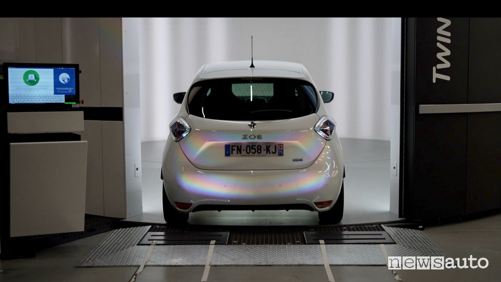 Ricerca e sviluppo nell'officina dell'auto elettrica Renault Zoe