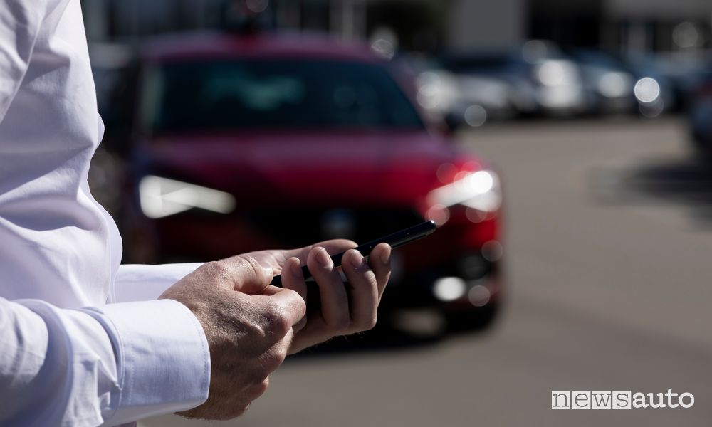 Il conducente chiama l'auto a guida autonoma