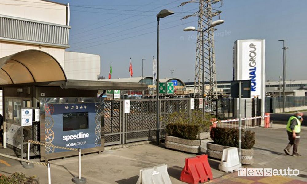 Ingresso della fabbrica di ruote in lega Speedline della Ronalgroup in veneto