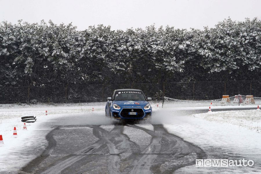 Suzuki Swift Sport Hybrid Rally Italia Talent pista di Busca con la neve