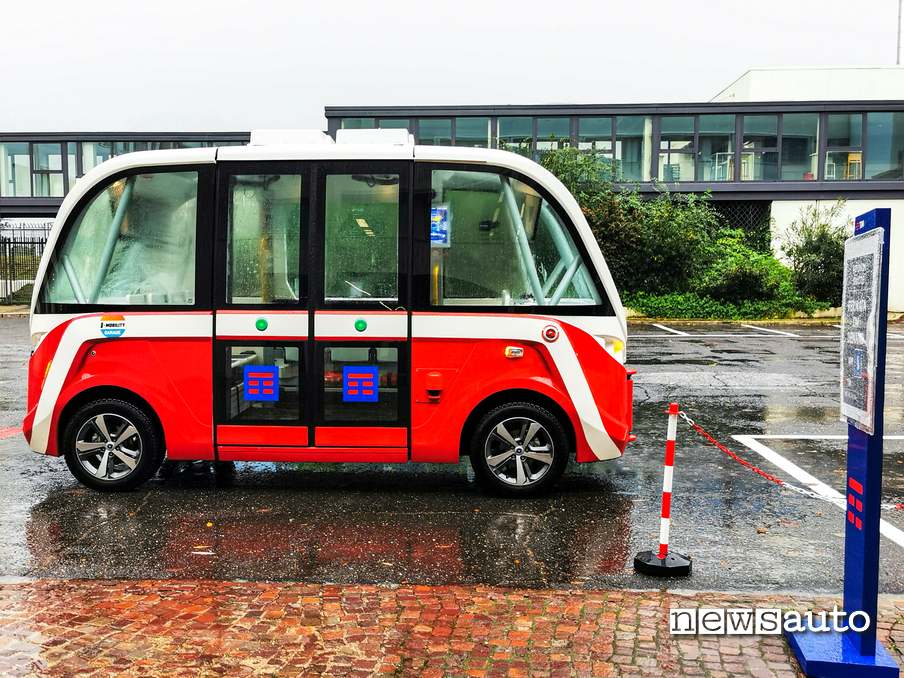TIM Navetta guida autonoma Navya alla fermata