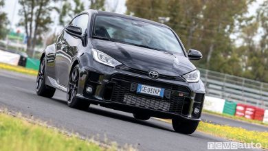 Vista anteriore Toyota Yaris GR prova in pista