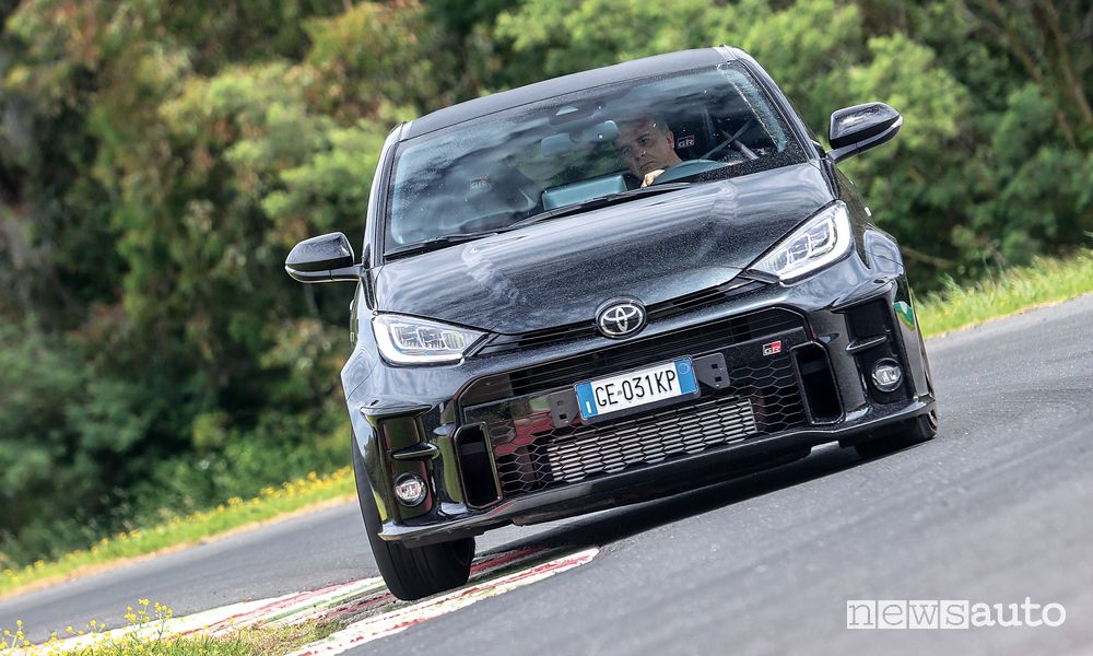 Vista frontale Toyota Yaris GR prova in pista