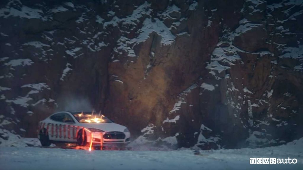 Esplosione Tesla Model S con dinamite