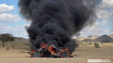 Incendio alla Dakar 2022, buggy con motore Ford a fuoco
