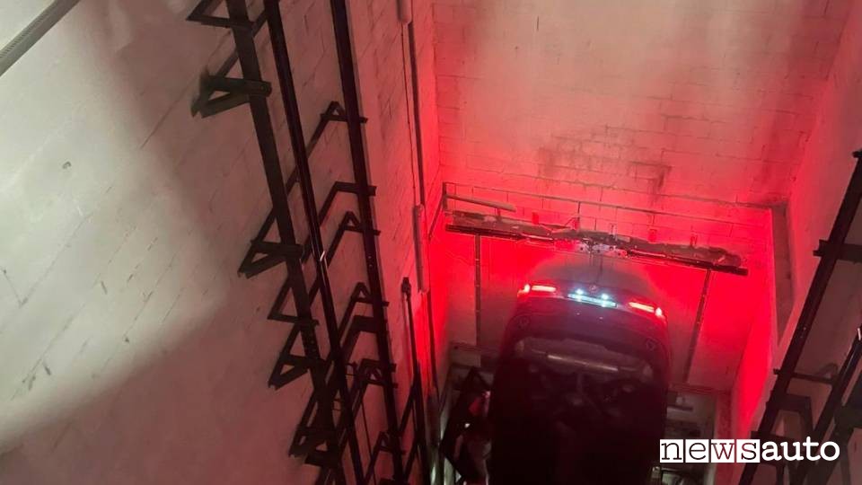 Incidente, auto cade nella tromba dell'ascensore. una delle due auto coinvolte nell'incidente a Santander
