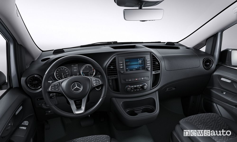 La plancia nell'abitacolo del Mercedes-Benz eVito Furgone