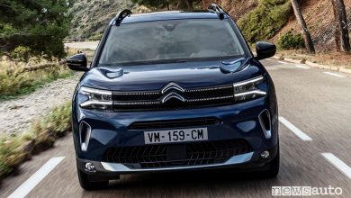 Vista anteriore nuovo SUV Citroën C5 Aircross su strada