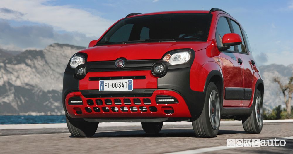Vista anteriore Fiat (Panda)RED su strada