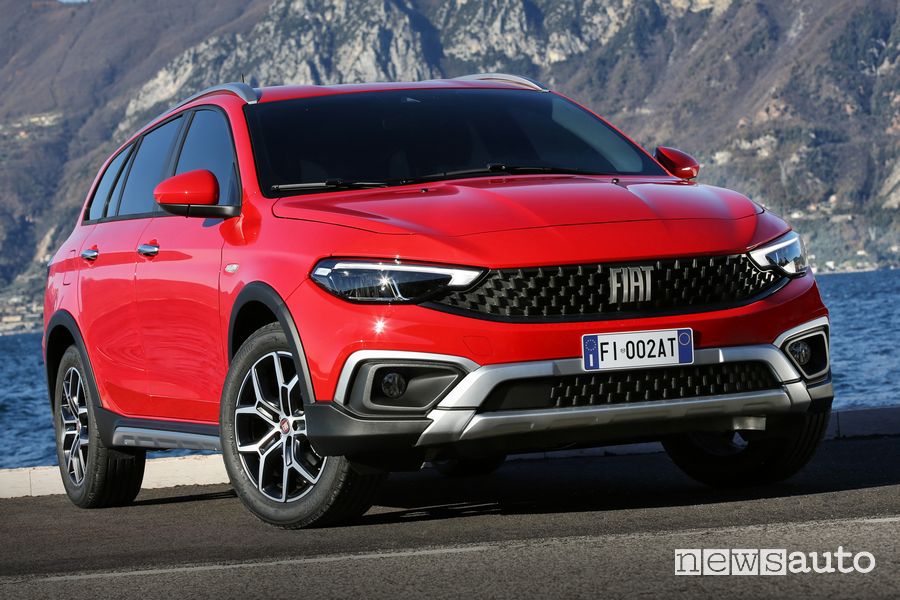 Vista di profilo Fiat (Tipo)RED Cross Station Wagon