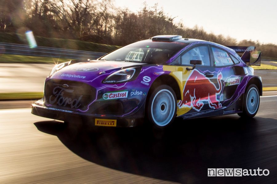 Vista di profilo nuova Ford Puma Rally1 WRC in pista