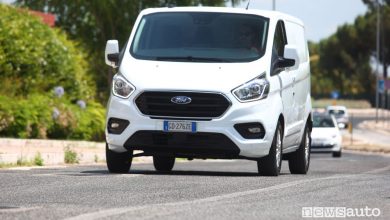 Vista frontale Ford Transit Custom Plug-in Hybrid in prova su strada