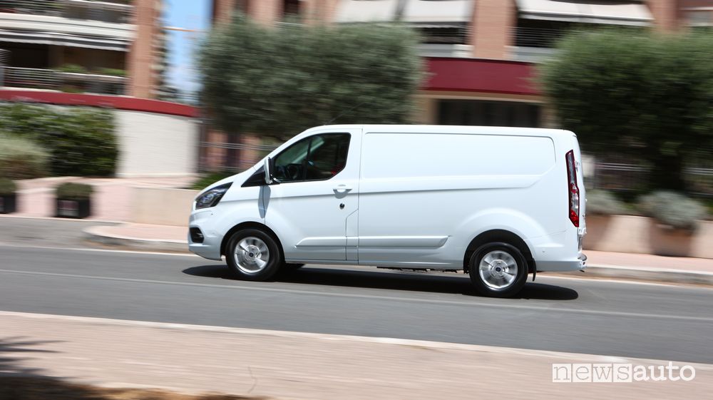 Vista laterale Ford Transit Custom Plug-in Hybrid in prova su strada
