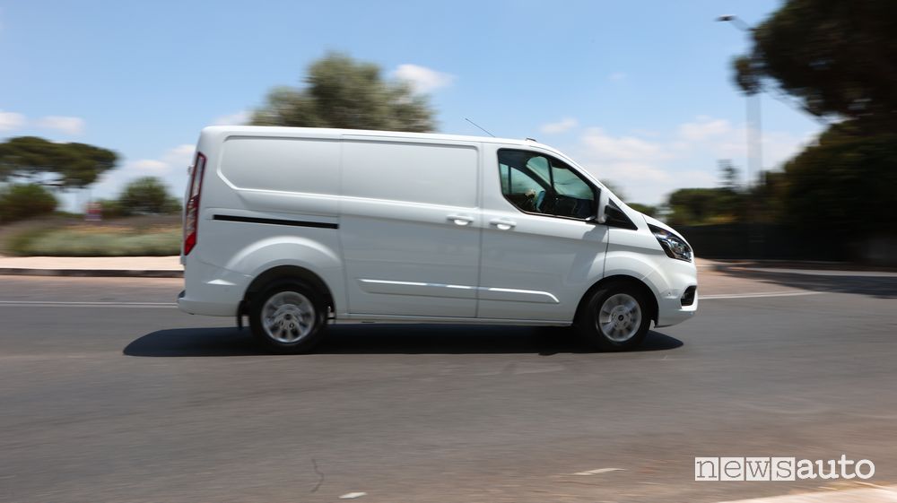 Vista laterale Ford Transit Custom Plug-in Hybrid in prova su strada