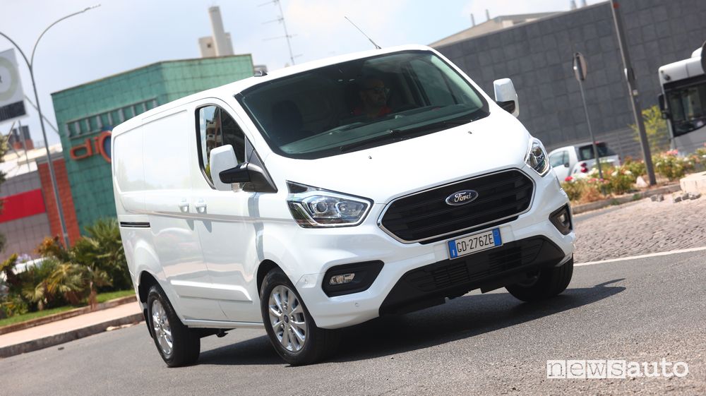 Vista di profilo Ford Transit Custom Plug-in Hybrid in prova su strada