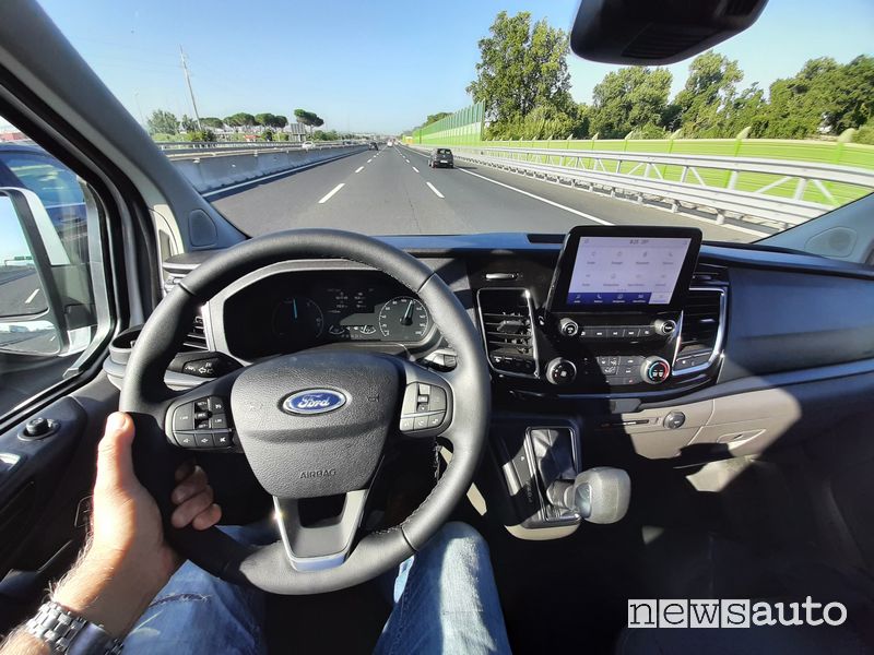 Al volante del Ford Transit Custom Plug-in Hybrid