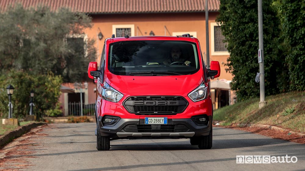 Vista frontale furgone Ford Transit Custom Trail su strada