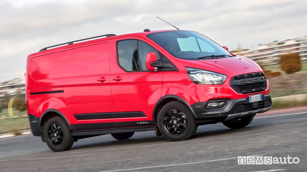 Vista di profilo furgone Ford Transit Custom Trail su strada