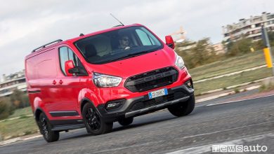 Vista di profilo furgone Ford Transit Custom Trail su strada