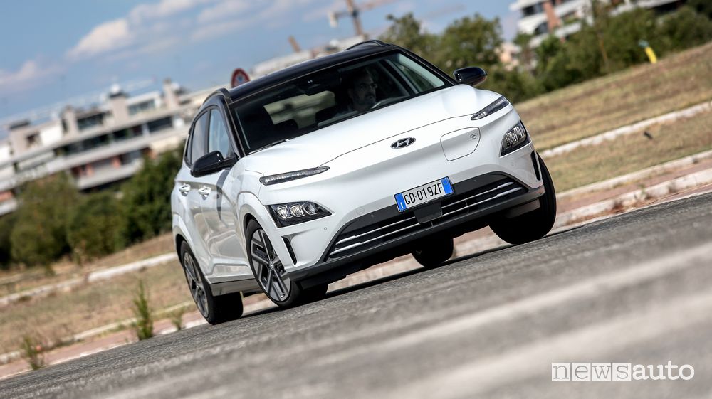 Vista di profilo Hyundai Kona Electric nella prova su strada