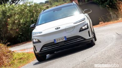Vista frontale Hyundai Kona Electric nella prova su strada