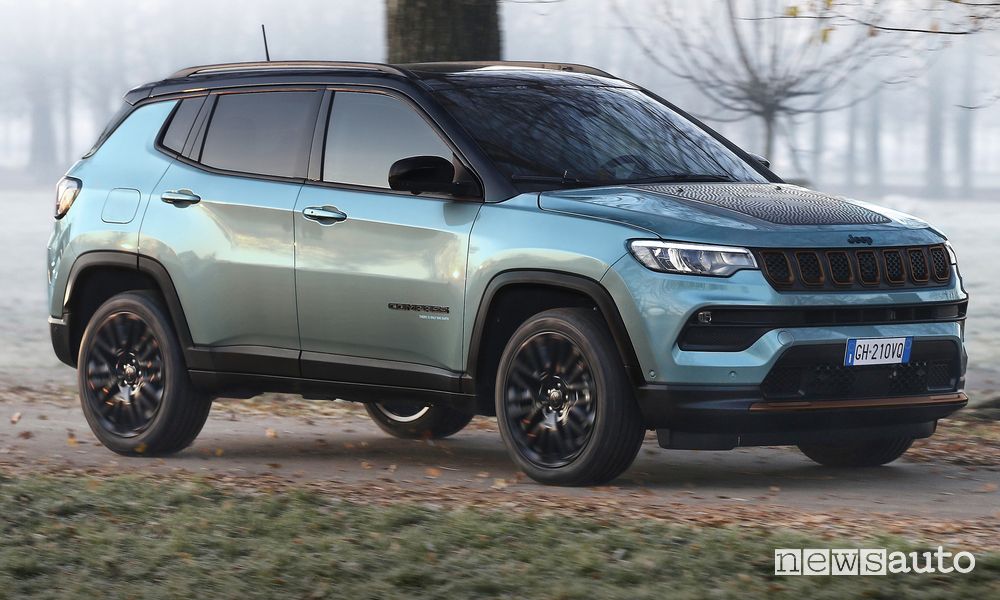 Vista di profilo Jeep Compass ibrida e-Hybrid su strada