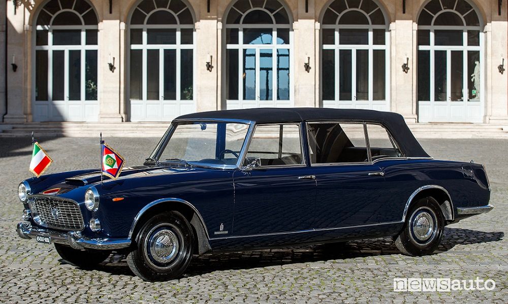 Vista di profilo Lancia Flaminia presidenziale al Quirinale
