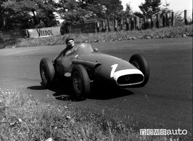 Juan Manuel Fangio al volante della Maserati F1 250F