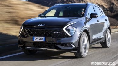 Vista di profilo nuovo Kia Sportage su strada