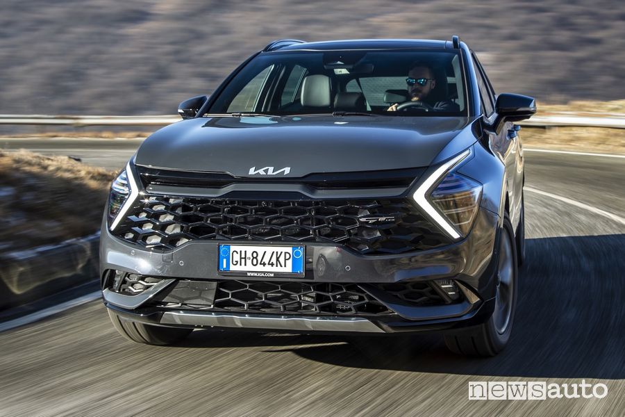 Nuovo Kia Sportage entrata in curva